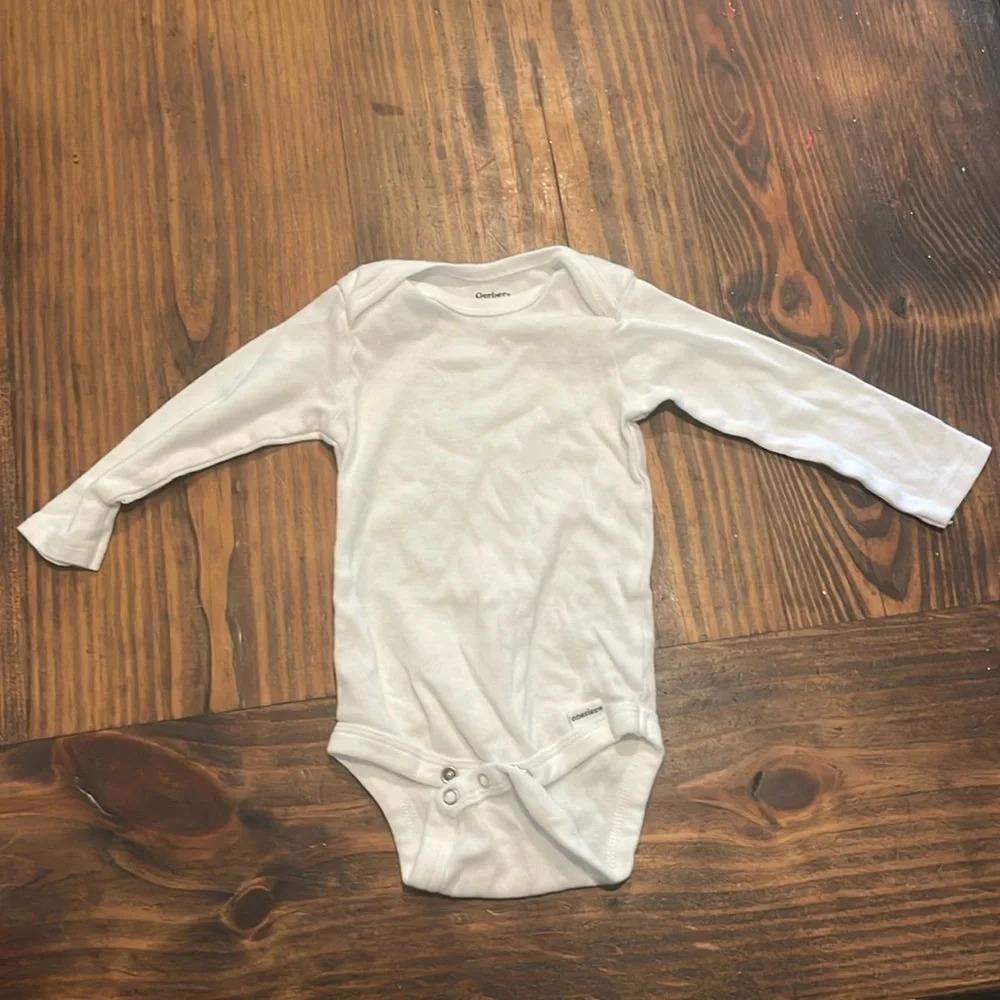 Assorted Onesie Bundle size 6-9M